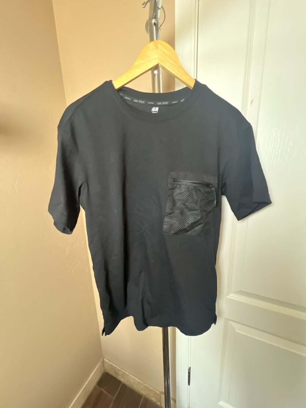 H&M Sport Black T-Shirt with Mesh Zipper Utility Pocket